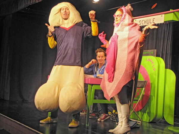 Pepe Penis und Regina Vagina erklärten den Schülerinnen und Schülern ganz genau, wie sie beide so funktionieren. (Foto: Peter Müller)