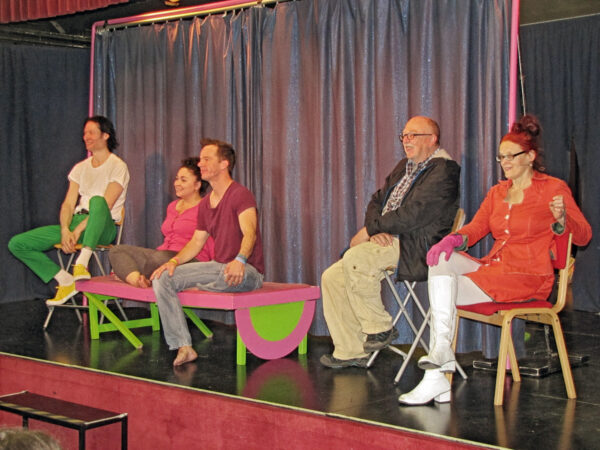 Das Ensemble der Gruppe Theaterspiel aus Witten und Peter Müller von der Aidshilfe MK (2.v.r.) bei der Fragerunde nach der Aufführung.