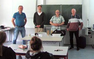 Bei der Präventionsveranstaltung an der Gesamtschule Iserlohn (v.l.n.r.): Roman Koszny (Sozialarbeiter), Stefan Schmeing (Youthworker, AWO Iserlohn), Peter Müller (Aidshilfe MK) und Heinz Schmalenbach (Lehrer)