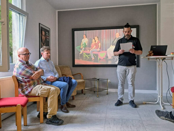 Vorstandsmitglied Andreas Reiser (r.) hielt die Eröffnungsrede