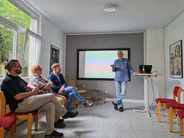 Harald Schüll erzählte aus seinem Leben. V.l.n.r.: Andreas Reiser (Vorstandsmitglied), Peter Müller (Prävention und Öffentlichkeitsarbeit, Dr. Markus Unnewehr, Harald Schüll