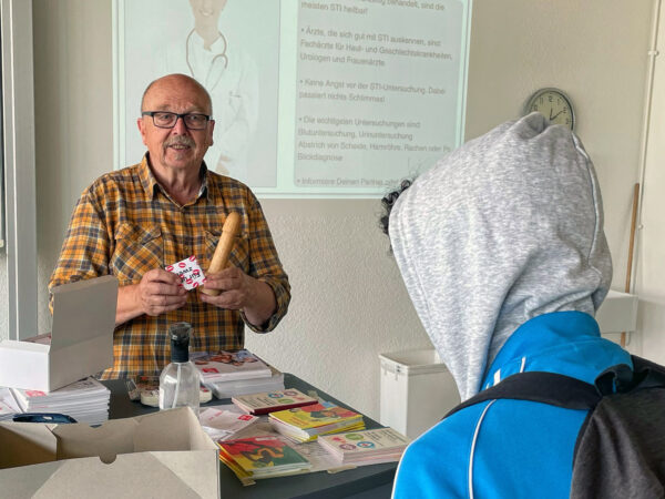 Bei unseren Präventionsvorträgen wird auch die Verwendung eines Kondoms ganz praktisch gezeigt und geübt.