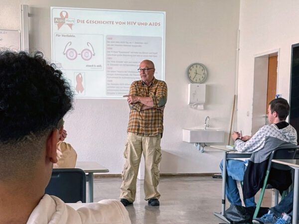 Peter Müller informierte die Schülerinnen und Schüler des Eugen-Schmalenbach-Berufskollegs in Halver unter anderem über HIV/AIDS, andere sexuell übertragbare Infektionen und Safer Sex.