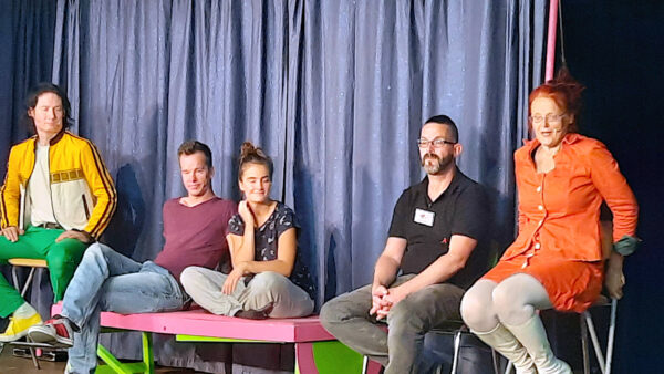 Andreas Reiser (2.v.r.) mit den Schauspielerinnen und Schauspielern des Theaterspiels aus Witten beim Nachgespräch.