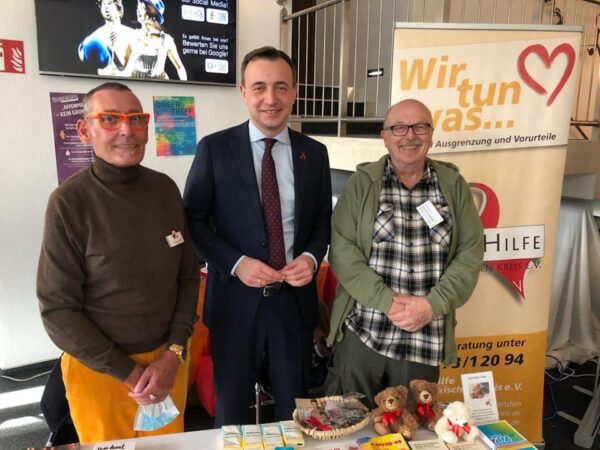 Paul Ziemiak, MdB und Generalsekretär des CDU-Landesverbandes Nordrhein-Westfalen, hat uns an unserem Stand beim 15. Iserlohner Gesundheitstag besucht! (v.l.n.r.: Mathias Schumann, Paul Ziemiak, Peter Müller)