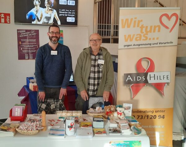 Andreas Reiser und Peter Müller (v.l.n.r.) am Stand der Aidshilfe im Märkischen Kreis beim 15. Iserlohner Gesundheitstag.