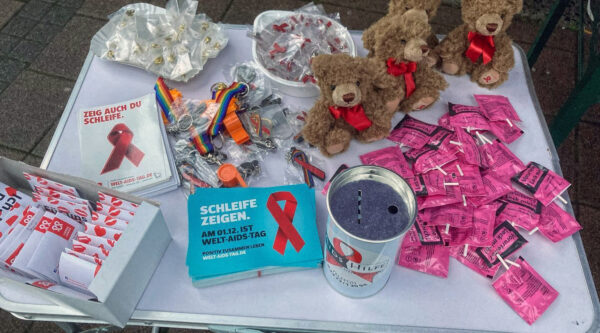 An unserem Stand zum Welt-Aids-Tag 2022 gab es natürlich auch wieder Kondome, Teddies und andere Goodies.