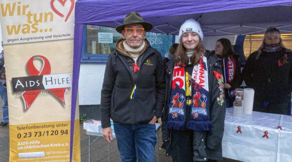 Mathias Schumann mit Fan am Stand zum Welt-Aids-Tag 2022.