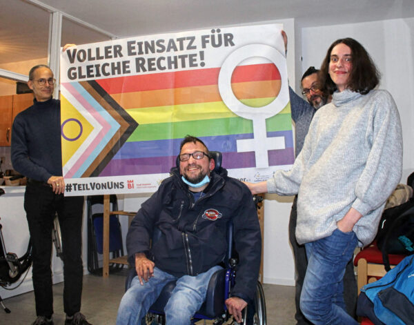 Adventsfeier 2022: Füreinander da sein und sich für gleiche Rechte und Inklusion einsetzen - das gehört zum Programm des Queer Treffs der in diesem Sommer gegründet wurde.