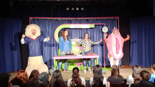 Bei "LiebeLove and the Sexperts" erfahren die Jugendlichen auch ganz konkret viel über Sex und worauf man achten muss. Sehr komisch: Der Rap von Pepe Penis und Regina Vagina darüber, wie das alles mit ihnen so funktioniert.