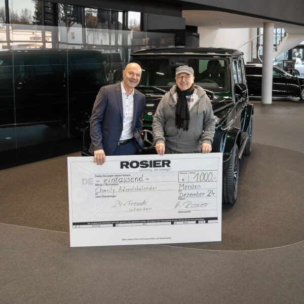 Volker Dönges (l.), der Leiter der Mendener Niederlassung des Autohauses Rosier, übergibt die Spende aus dem Charity-Adventskalender an Peter Müller (r.).